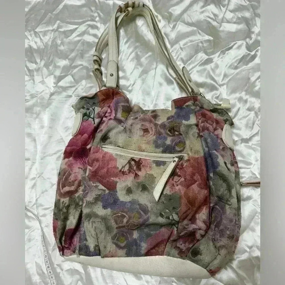 ELLE Brand Woman’s Floral Handbag With Multisectioned/Pocketed Inside - Picture 2 of 10